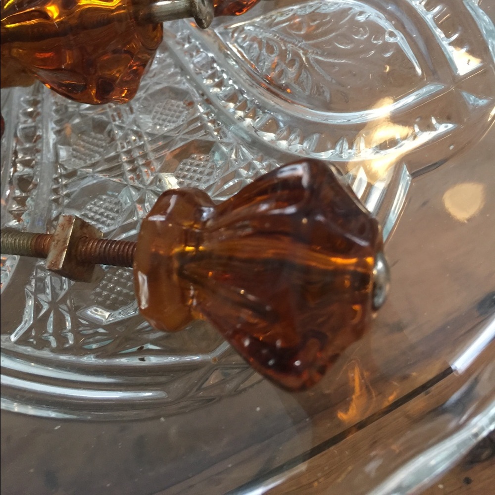 8 amber glass knobs - Picture 3 of 5